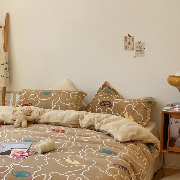 91家纺网 家纺一手货源 找家纺 时年家纺 2021新款牛奶绒印花系列四件套 玩具熊咖