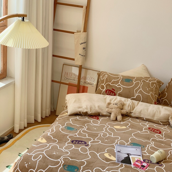 91家纺网 家纺一手货源 找家纺 时年家纺 2021新款牛奶绒印花系列四件套 玩具熊咖