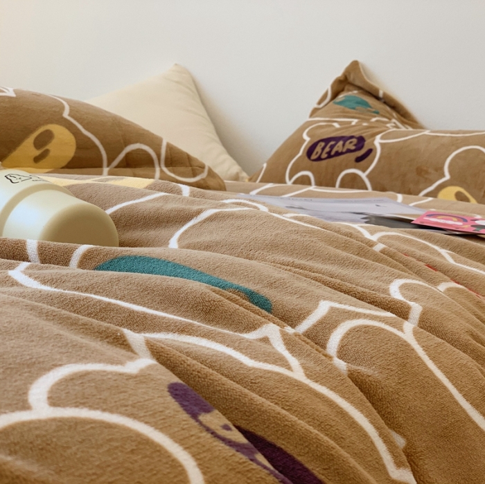 91家纺网 家纺一手货源 找家纺 时年家纺 2021新款牛奶绒印花系列四件套 玩具熊咖