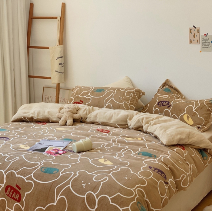 91家纺网 家纺一手货源 找家纺 时年家纺 2021新款牛奶绒印花系列四件套 玩具熊咖