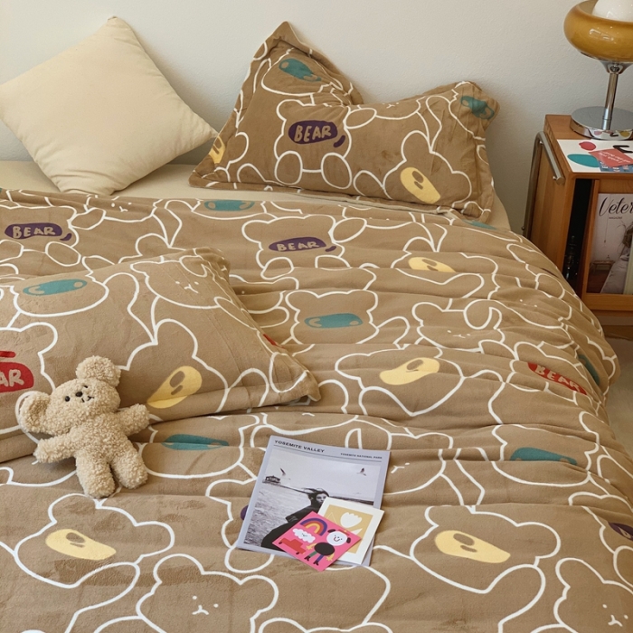 91家纺网 家纺一手货源 找家纺 时年家纺 2021新款牛奶绒印花系列四件套 玩具熊咖