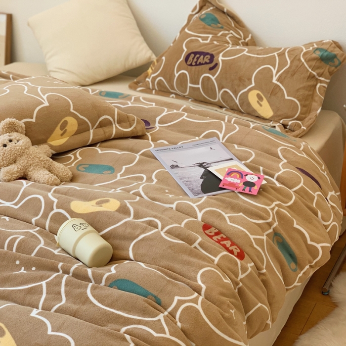 91家纺网 家纺一手货源 找家纺 时年家纺 2021新款牛奶绒印花系列四件套 玩具熊咖