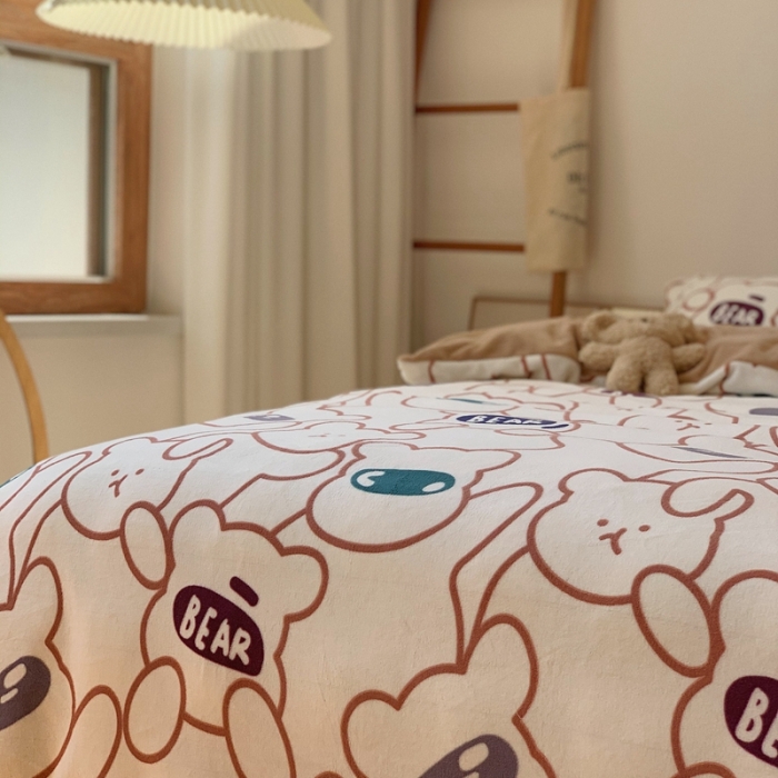 91家纺网 家纺一手货源 找家纺 时年家纺 2021新款牛奶绒印花系列四件套 玩具熊米