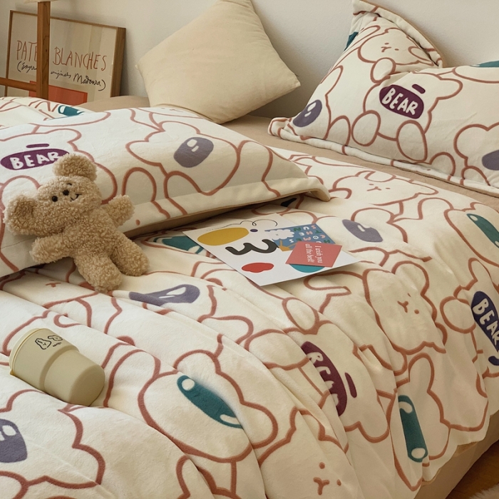 91家纺网 家纺一手货源 找家纺 时年家纺 2021新款牛奶绒印花系列四件套 玩具熊米