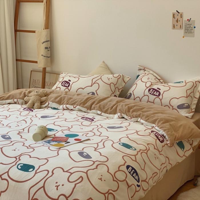 91家纺网 家纺一手货源 找家纺 时年家纺 2021新款牛奶绒印花系列四件套 玩具熊米