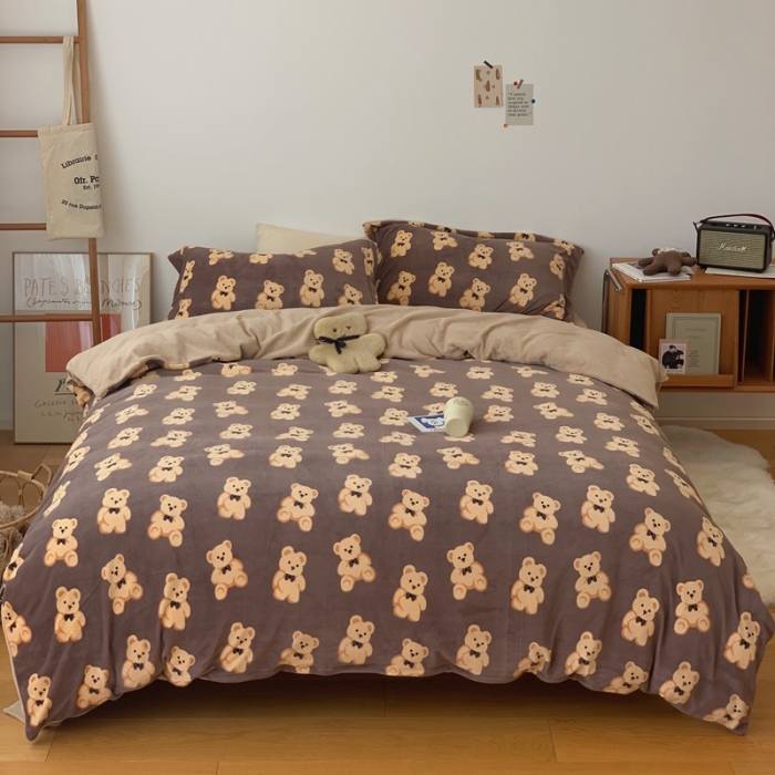 91家纺网 家纺一手货源 找家纺 时年家纺 2021新款牛奶绒印花系列四件套 熊仔仔咖