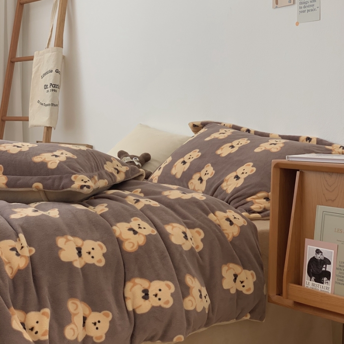 91家纺网 家纺一手货源 找家纺 时年家纺 2021新款牛奶绒印花系列四件套 熊仔仔咖