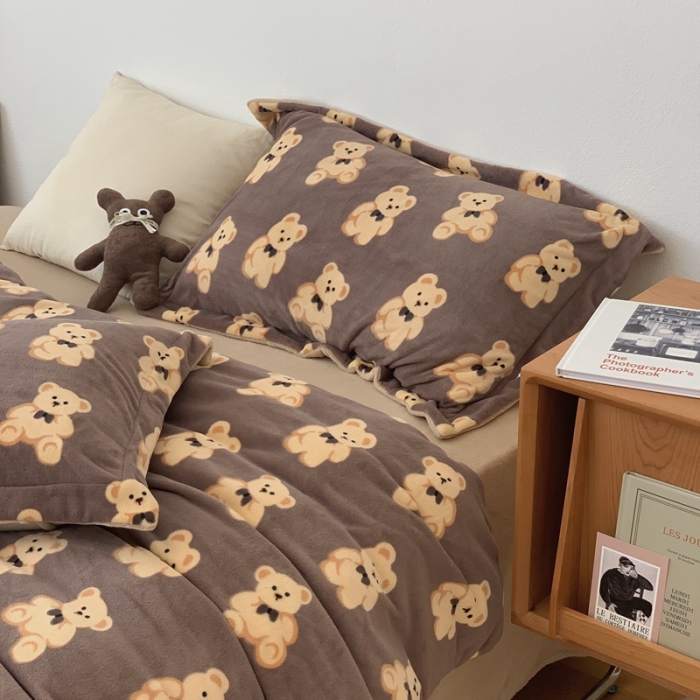 91家纺网 家纺一手货源 找家纺 时年家纺 2021新款牛奶绒印花系列四件套 熊仔仔咖