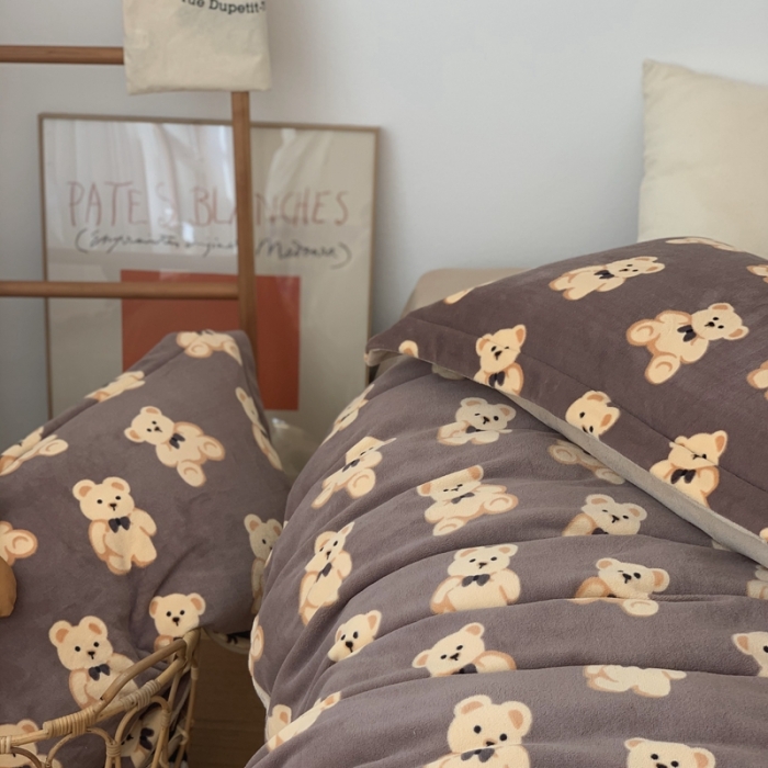 91家纺网 家纺一手货源 找家纺 时年家纺 2021新款牛奶绒印花系列四件套 熊仔仔咖