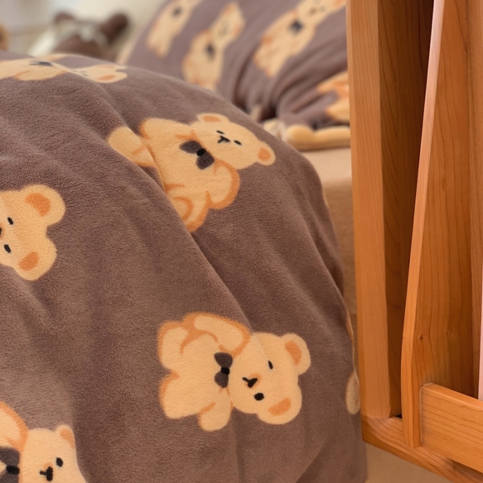 91家纺网 家纺一手货源 找家纺 时年家纺 2021新款牛奶绒印花系列四件套 熊仔仔咖