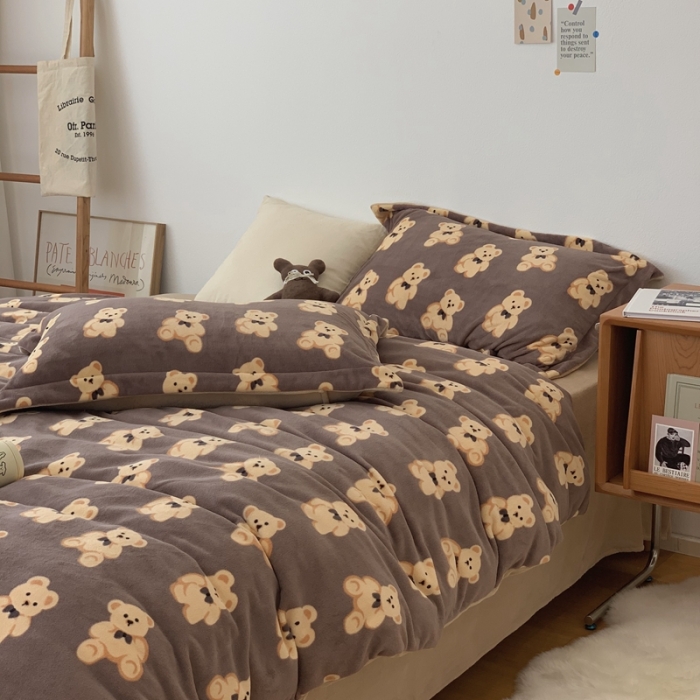 91家纺网 家纺一手货源 找家纺 时年家纺 2021新款牛奶绒印花系列四件套 熊仔仔咖