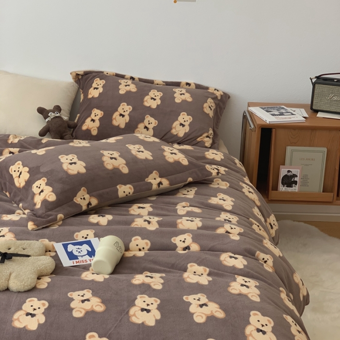 91家纺网 家纺一手货源 找家纺 时年家纺 2021新款牛奶绒印花系列四件套 熊仔仔咖