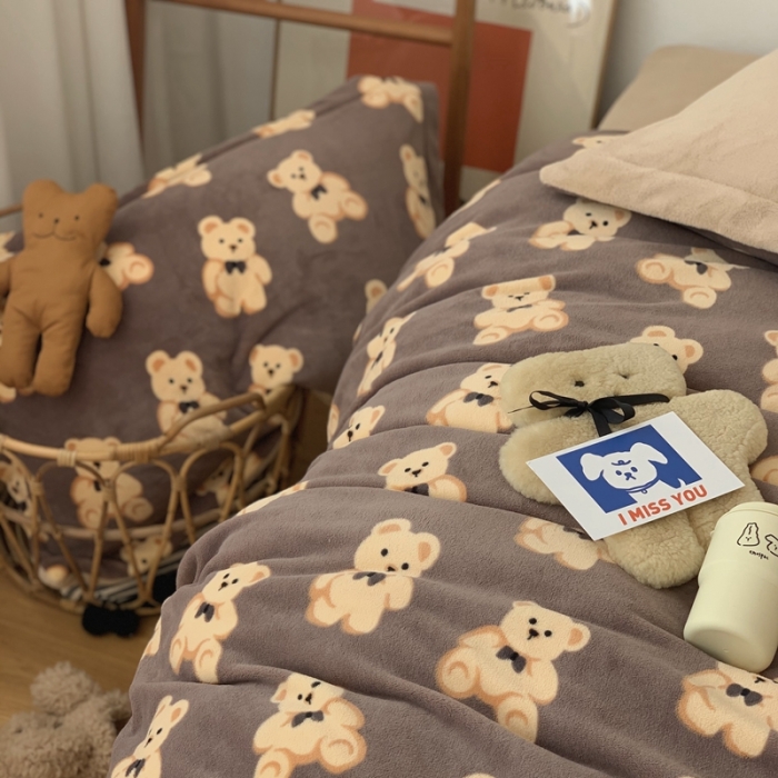 91家纺网 家纺一手货源 找家纺 时年家纺 2021新款牛奶绒印花系列四件套 熊仔仔咖