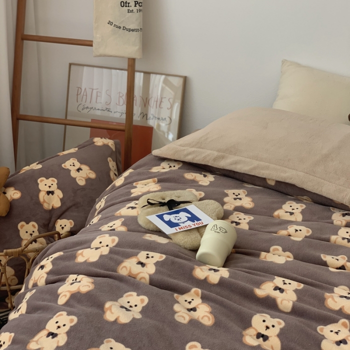 91家纺网 家纺一手货源 找家纺 时年家纺 2021新款牛奶绒印花系列四件套 熊仔仔咖