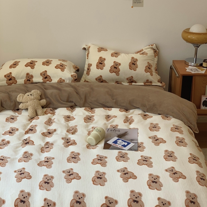 91家纺网 家纺一手货源 找家纺 时年家纺 2021新款牛奶绒印花系列四件套 熊仔仔米