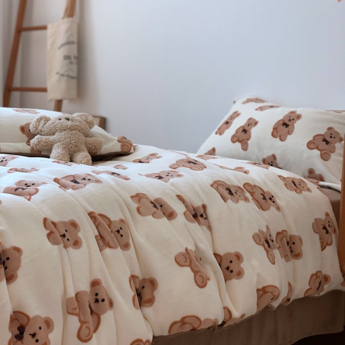 91家纺网 家纺一手货源 找家纺 时年家纺 2021新款牛奶绒印花系列四件套 熊仔仔米