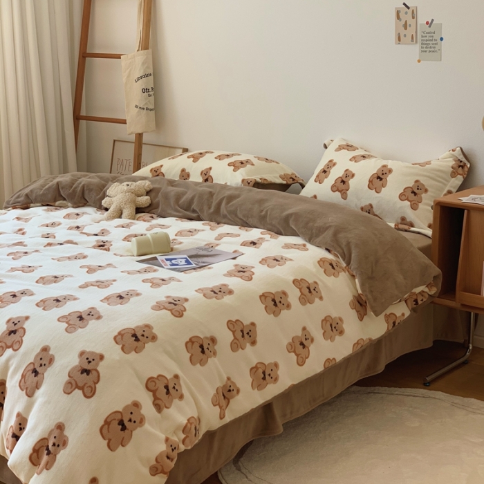 91家纺网 家纺一手货源 找家纺 时年家纺 2021新款牛奶绒印花系列四件套 熊仔仔米