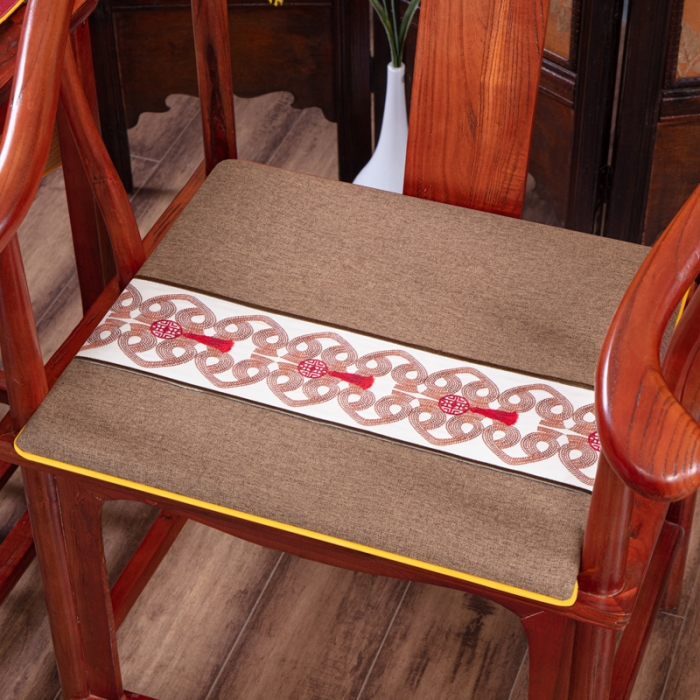 91家纺网 家纺一手货源 找家纺 北辰 2021新款棉麻刺绣新中式坐垫红木沙发垫 刺绣中国结-咖色