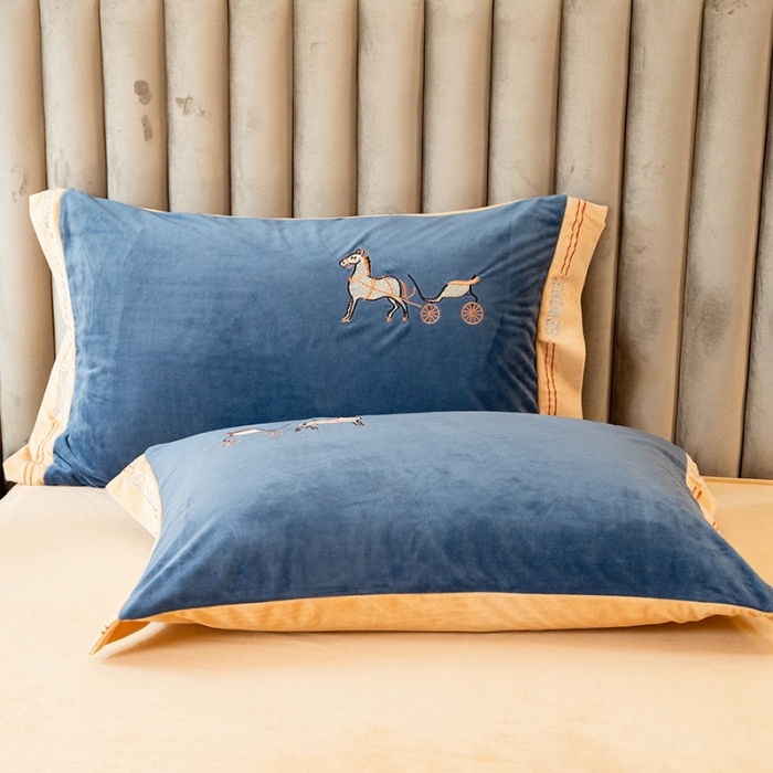 91家纺网 家纺一手货源 找家纺 澳梵家居2021新款婴儿绒轻奢风刺绣H.时尚四件套 H-藏蓝