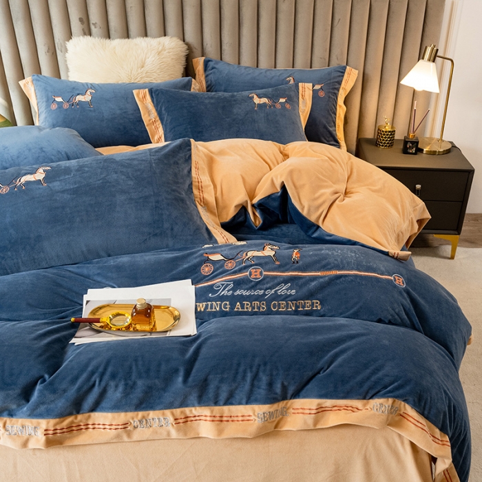 91家纺网 家纺一手货源 找家纺 澳梵家居2021新款婴儿绒轻奢风刺绣H.时尚四件套 H-藏蓝