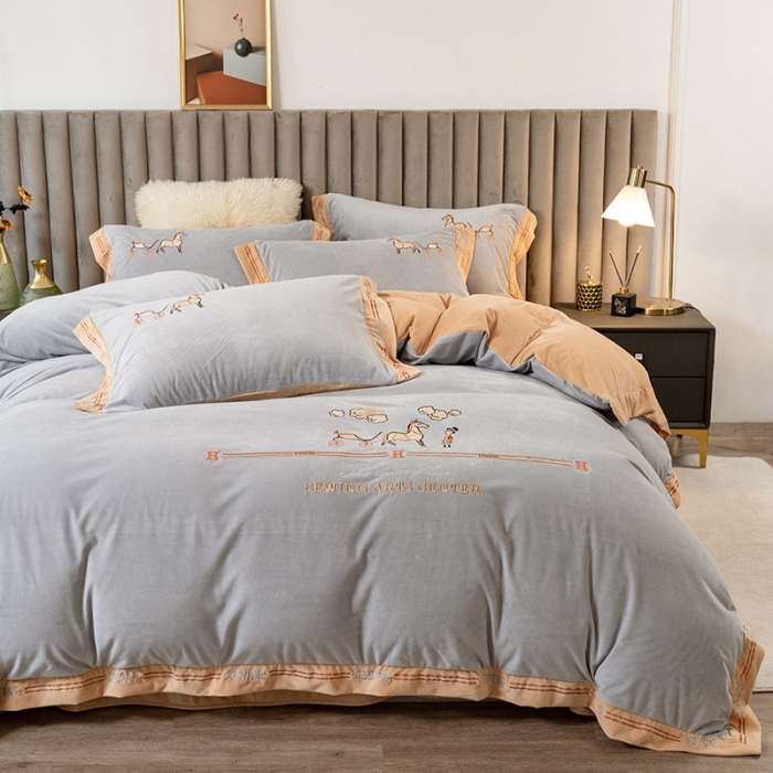 91家纺网 家纺一手货源 找家纺 澳梵家居2021新款婴儿绒轻奢风刺绣H.时尚四件套 H-灰色