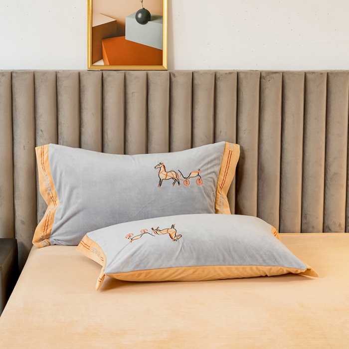 91家纺网 家纺一手货源 找家纺 澳梵家居2021新款婴儿绒轻奢风刺绣H.时尚四件套 H-灰色