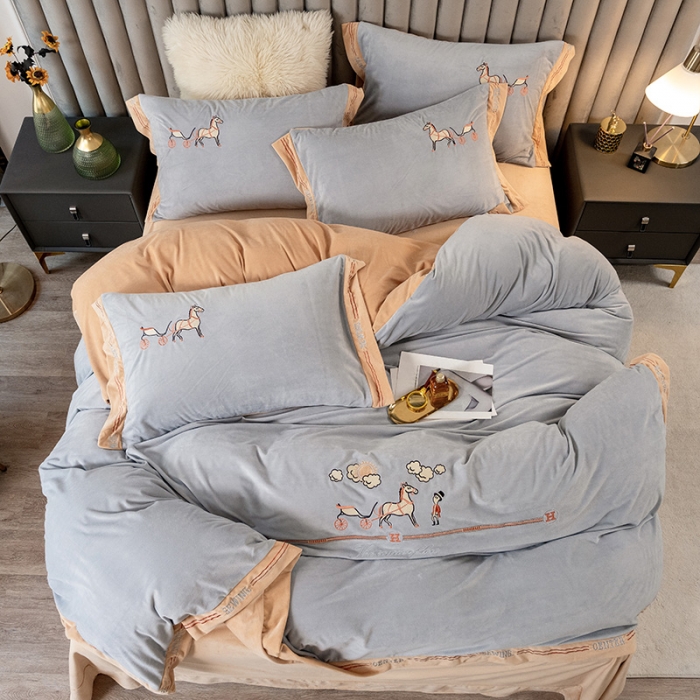 91家纺网 家纺一手货源 找家纺 澳梵家居2021新款婴儿绒轻奢风刺绣H.时尚四件套 H-灰色