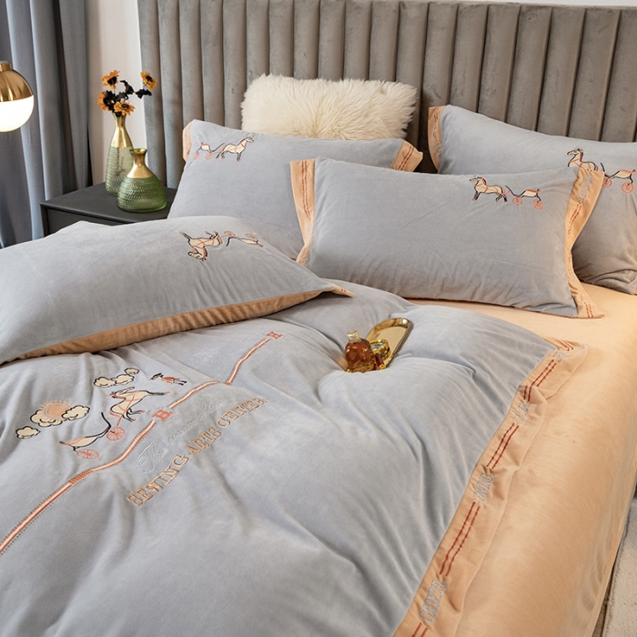 91家纺网 家纺一手货源 找家纺 澳梵家居2021新款婴儿绒轻奢风刺绣H.时尚四件套 H-灰色