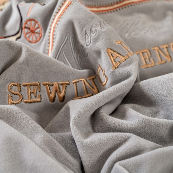 91家纺网 家纺一手货源 找家纺 澳梵家居2021新款婴儿绒轻奢风刺绣H.时尚四件套 H-灰色