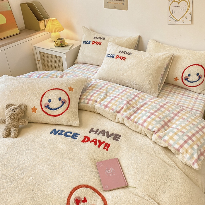 91家纺网 家纺一手货源 找家纺 澳梵2021新款韩国进口泰迪绒大版毛巾绣四件套 微微一笑