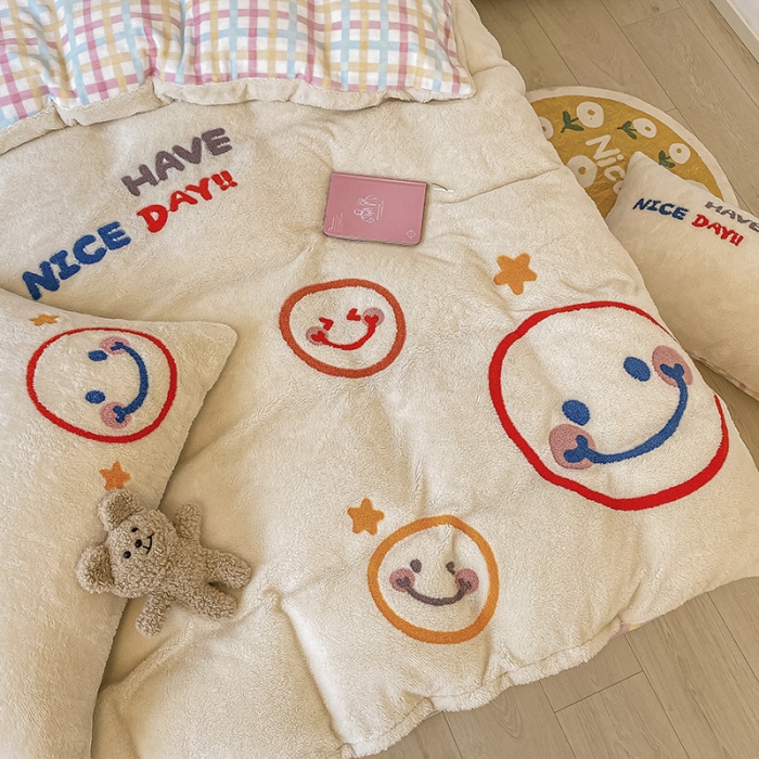 91家纺网 家纺一手货源 找家纺 澳梵2021新款韩国进口泰迪绒大版毛巾绣四件套 微微一笑