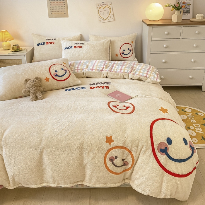 91家纺网 家纺一手货源 找家纺 澳梵2021新款韩国进口泰迪绒大版毛巾绣四件套 微微一笑