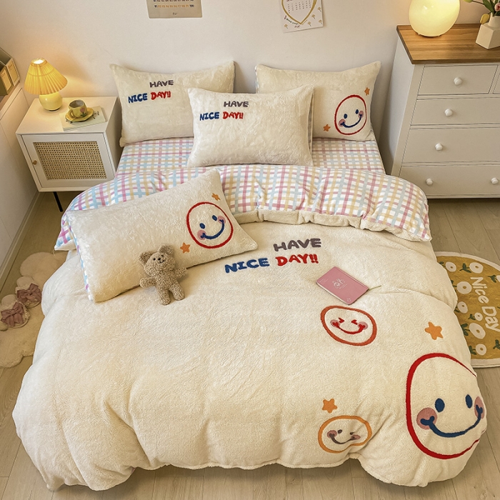 91家纺网 家纺一手货源 找家纺 澳梵2021新款韩国进口泰迪绒大版毛巾绣四件套 微微一笑