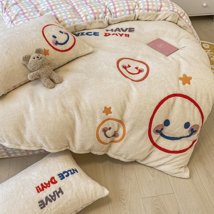 91家纺网 家纺一手货源 找家纺 澳梵2021新款韩国进口泰迪绒大版毛巾绣四件套 微微一笑