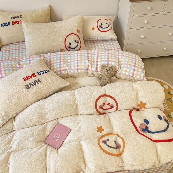 91家纺网 家纺一手货源 找家纺 澳梵2021新款韩国进口泰迪绒大版毛巾绣四件套 微微一笑