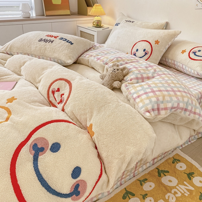 91家纺网 家纺一手货源 找家纺 澳梵2021新款韩国进口泰迪绒大版毛巾绣四件套 微微一笑