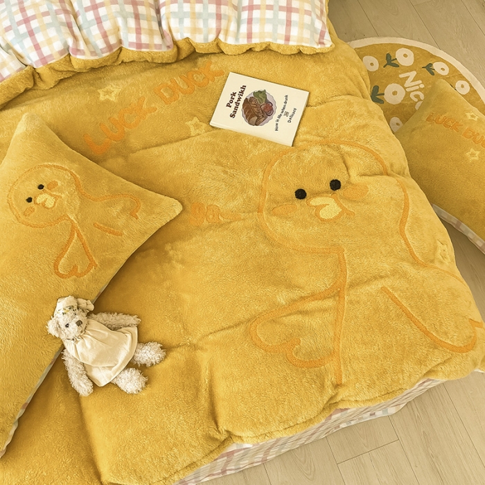 91家纺网 家纺一手货源 找家纺 澳梵2021新款韩国进口泰迪绒大版毛巾绣四件套 小黄鸭