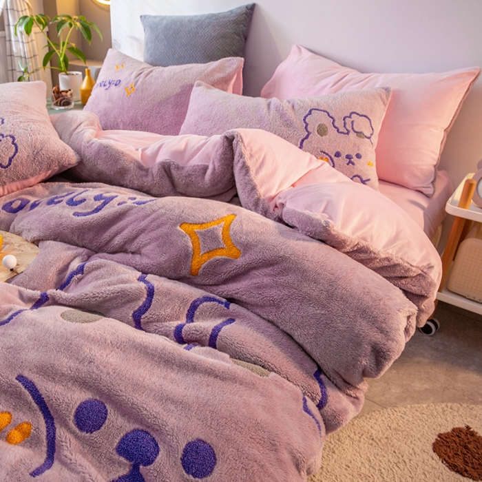 91家纺网 家纺一手货源 找家纺 澳梵2021新款韩国进口泰迪绒大版毛巾绣四件套 奶糖兔兔-紫