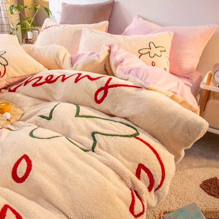 91家纺网 家纺一手货源 找家纺 澳梵2021新款韩国进口泰迪绒大版毛巾绣四件套 奶油草莓-白