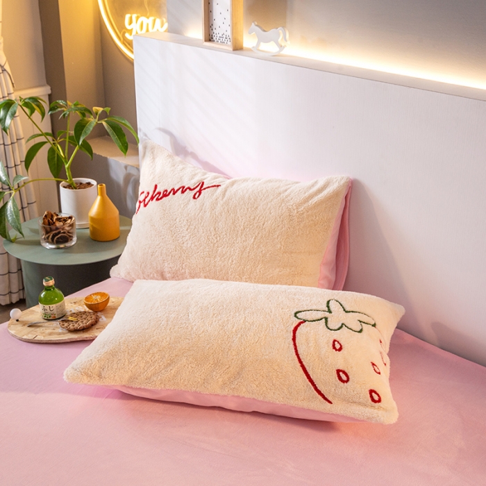 91家纺网 家纺一手货源 找家纺 澳梵2021新款韩国进口泰迪绒大版毛巾绣四件套 奶油草莓-白