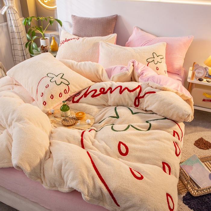 91家纺网 家纺一手货源 找家纺 澳梵2021新款韩国进口泰迪绒大版毛巾绣四件套 奶油草莓-白