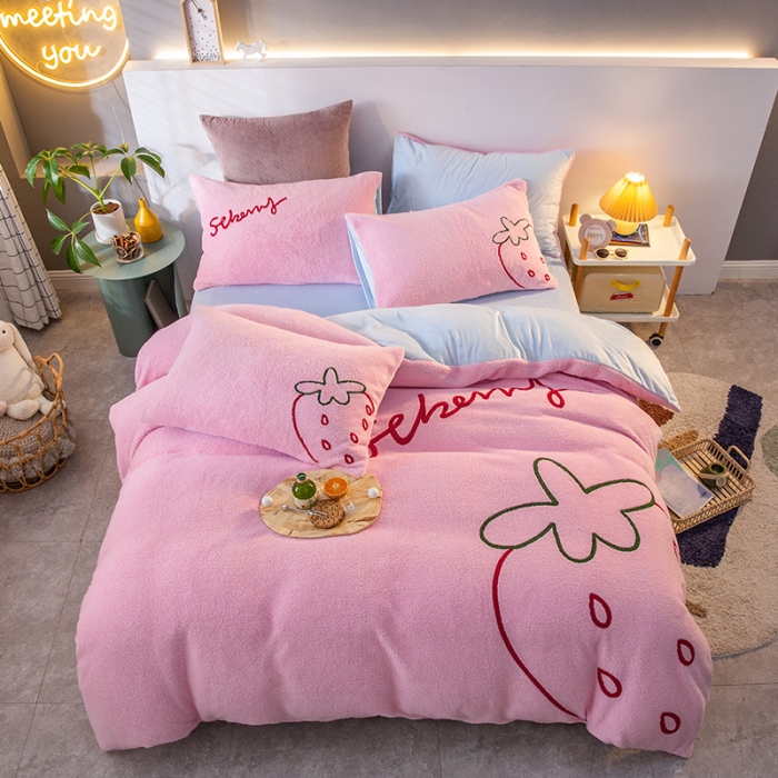 91家纺网 家纺一手货源 找家纺 澳梵2021新款韩国进口泰迪绒大版毛巾绣四件套 奶油草莓-粉