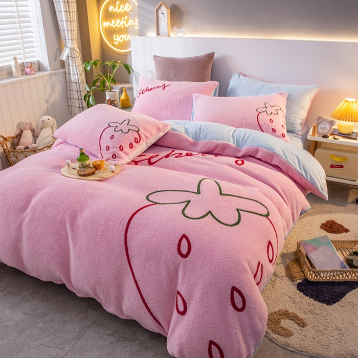 91家纺网 家纺一手货源 找家纺 澳梵2021新款韩国进口泰迪绒大版毛巾绣四件套 奶油草莓-粉