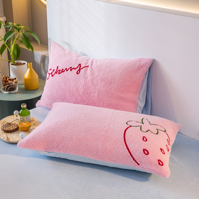 91家纺网 家纺一手货源 找家纺 澳梵2021新款韩国进口泰迪绒大版毛巾绣四件套 奶油草莓-粉