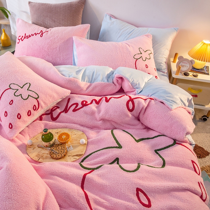 91家纺网 家纺一手货源 找家纺 澳梵2021新款韩国进口泰迪绒大版毛巾绣四件套 奶油草莓-粉