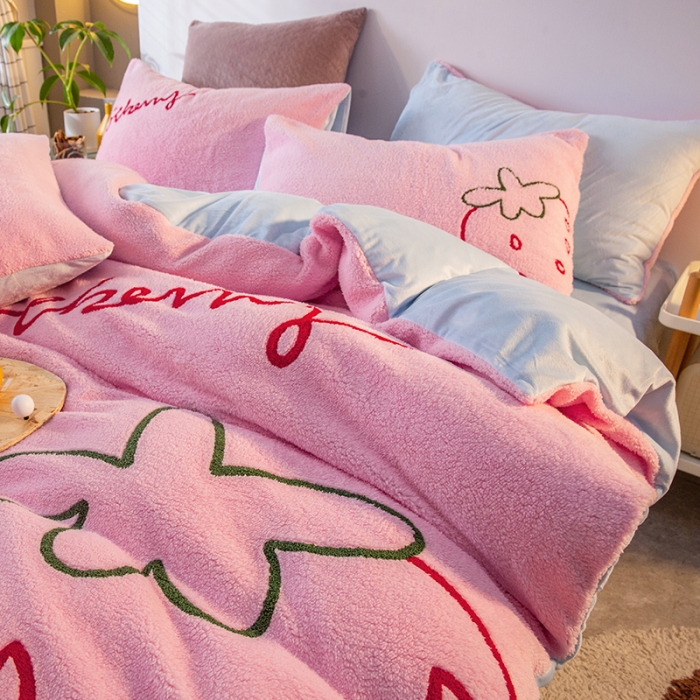91家纺网 家纺一手货源 找家纺 澳梵2021新款韩国进口泰迪绒大版毛巾绣四件套 奶油草莓-粉