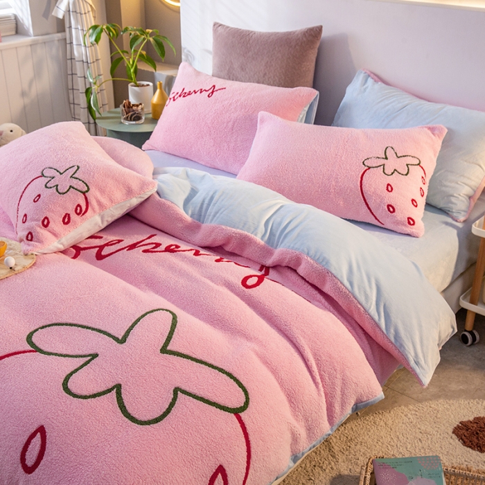 91家纺网 家纺一手货源 找家纺 澳梵2021新款韩国进口泰迪绒大版毛巾绣四件套 奶油草莓-粉