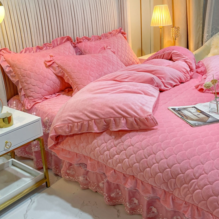 91家纺网 家纺一手货源 找家纺 总青竹苑网红水晶绒绗缝床裙被套款四件套牛奶法莱绒保暖被罩床罩