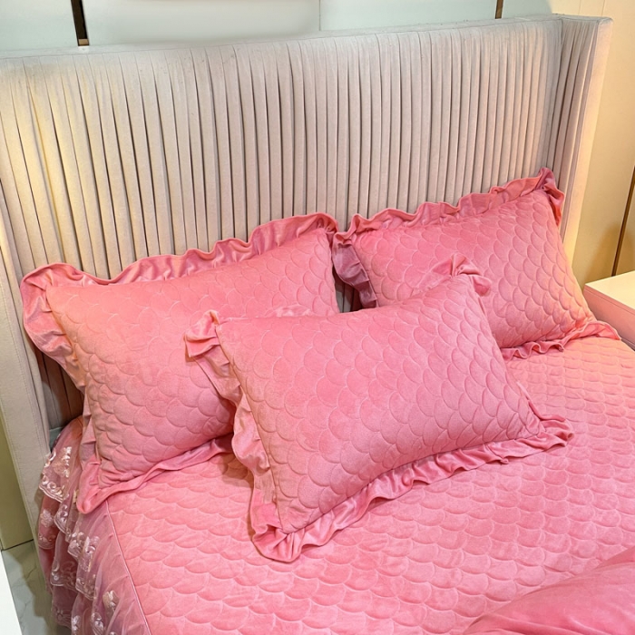 91家纺网 家纺一手货源 找家纺 总青竹苑网红水晶绒绗缝床裙被套款四件套牛奶法莱绒保暖被罩床罩