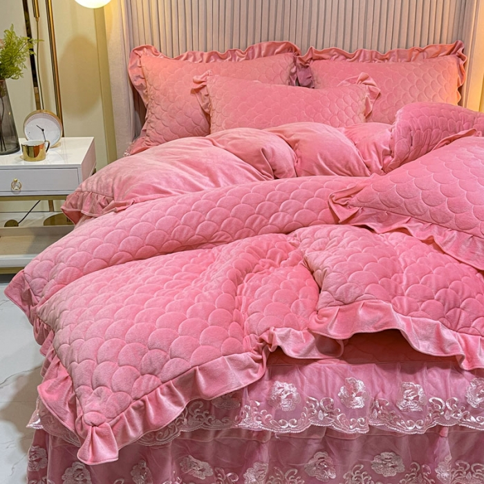 91家纺网 家纺一手货源 找家纺 总青竹苑网红水晶绒绗缝床裙被套款四件套牛奶法莱绒保暖被罩床罩